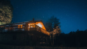 liddel-water-lodges-bright-night-sky